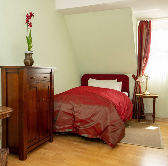 helles Superior Single Zimmer mit Bett und eleganten Möbel