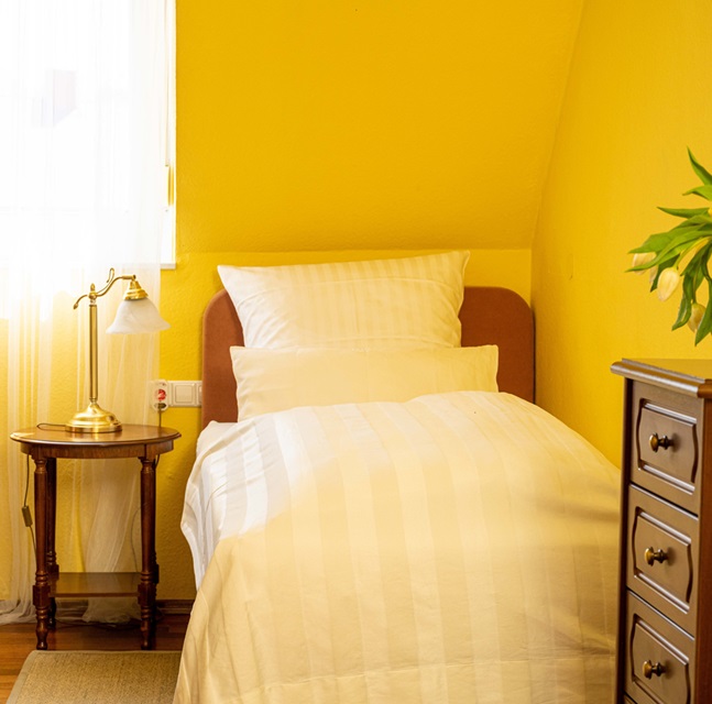 helles Basic Single Zimmer mit Bett